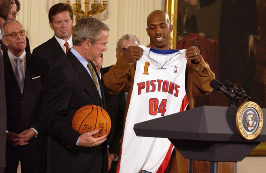 Billips con i suoi Pistons, campioni Nba nel 2004, in visita alla Casa Bianca a gennaio dell&#39;anno successivo: allora il  presidente  era George  W. Bush.  